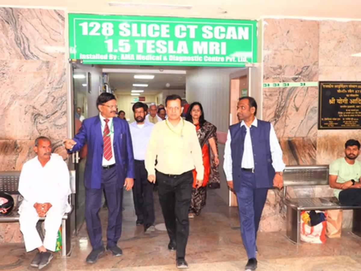 ग्रेटर नोएडा : प्रमुख सचिव पार्थ सारथी ने जिम्स का दौरा किया